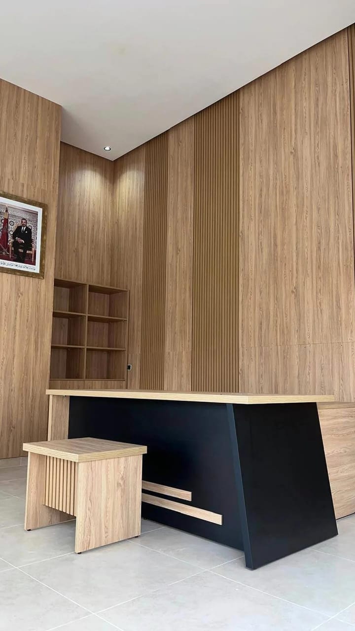 Wood finish detail on custom desk by AIHAM TECHNOLOGY
